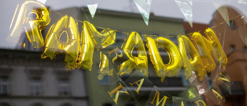 Das Schaufenster eines Geschäfts für Partyzubehör ist mit Ramadan-Motiven bestückt.