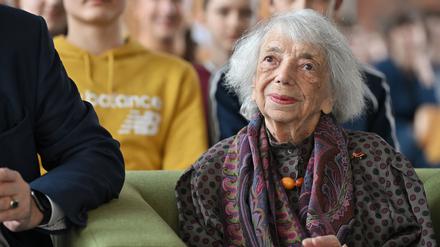 Potsdam, 13.03.2024, Lokales, Margot Friedländer, Margot Friedlaender, spricht vor Schülerinnen und Schülern des Humboldt-Gymnasiums, Holocaust-Überlebende, Zeitzeugin, Foto: Ottmar Winter PNN ACHTUNG: Foto ist ausschließlich für redaktionelle Berichterstattung der PNN und des TGSP! Eine kommerzielle Nutzung, z.B. Werbung, ist ausgeschlossen. Die Weitergabe an nicht autorisierte Dritte, insbesondere eine weitergehende Vermarktung über Bilddatenbanken, ist unzulässig.