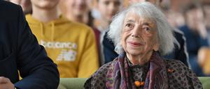 Potsdam, 13.03.2024, Lokales, Margot Friedländer, Margot Friedlaender, spricht vor Schülerinnen und Schülern des Humboldt-Gymnasiums, Holocaust-Überlebende, Zeitzeugin, Foto: Ottmar Winter PNN ACHTUNG: Foto ist ausschließlich für redaktionelle Berichterstattung der PNN und des TGSP! Eine kommerzielle Nutzung, z.B. Werbung, ist ausgeschlossen. Die Weitergabe an nicht autorisierte Dritte, insbesondere eine weitergehende Vermarktung über Bilddatenbanken, ist unzulässig.
