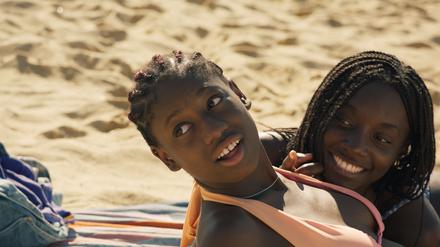 Farah (Esther Gohourou) und Jessica (Suzy Bemba“ in „Rückkehr nach Korsika“ von Catherine Corsini