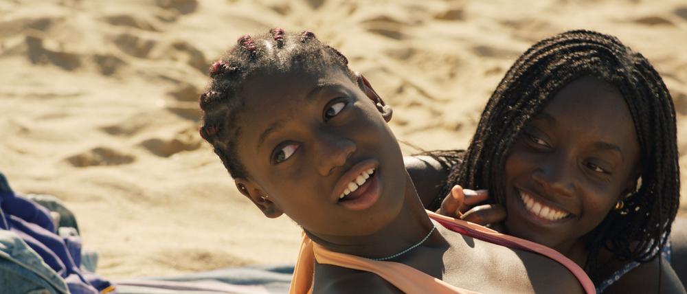 Farah (Esther Gohourou) und Jessica (Suzy Bemba“ in „Rückkehr nach Korsika“ von Catherine Corsini