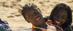 Farah (Esther Gohourou) und Jessica (Suzy Bemba“ in „Rückkehr nach Korsika“ von Catherine Corsini