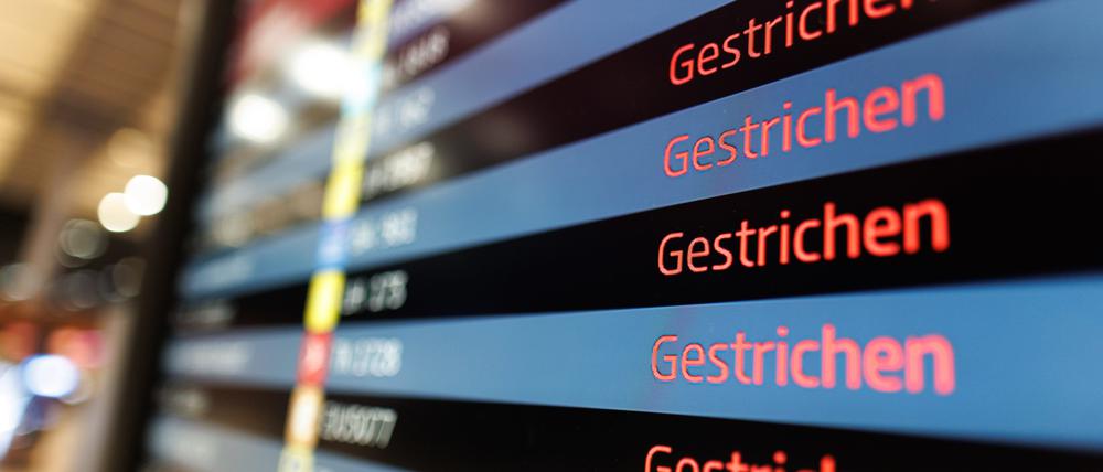 Eine Anzeigetafel in der Halle für Abflüge im Terminal 1 am Flughafen BER zeigt etliche Flüge als «Gestrichen» an.