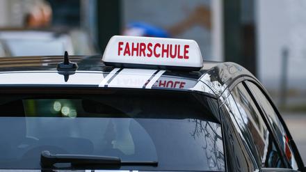 Ein Auto einer Fahrschule in Düsseldorf.