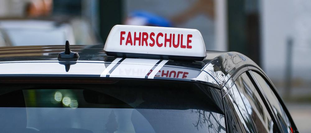 Ein Auto einer Fahrschule in Düsseldorf.