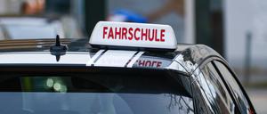 Ein Auto einer Fahrschule in Düsseldorf.