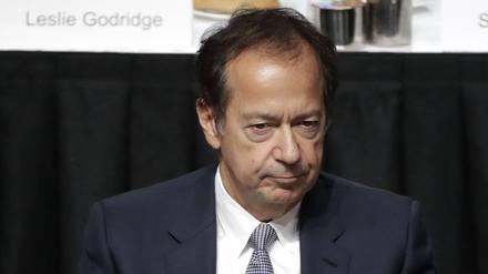 Der amerikanische Investor John Paulson und Trump kennen sich lange.