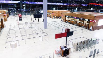 Wegen Warnstreiks des Luftsicherheitspersonals unter anderem am BER werden nach Branchenschätzungen am Donnerstag erneut Zehntausende Passagiere nicht wie geplant reisen können.