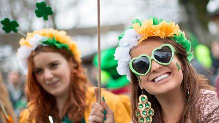 Iren feiern in Berlin den traditionellen St. Patricks Day mit einer Parade. St. Patrickís Day Berlin
Irish celebrate in Berlin the traditional St Patricks Day with a Parade St Day Berlin