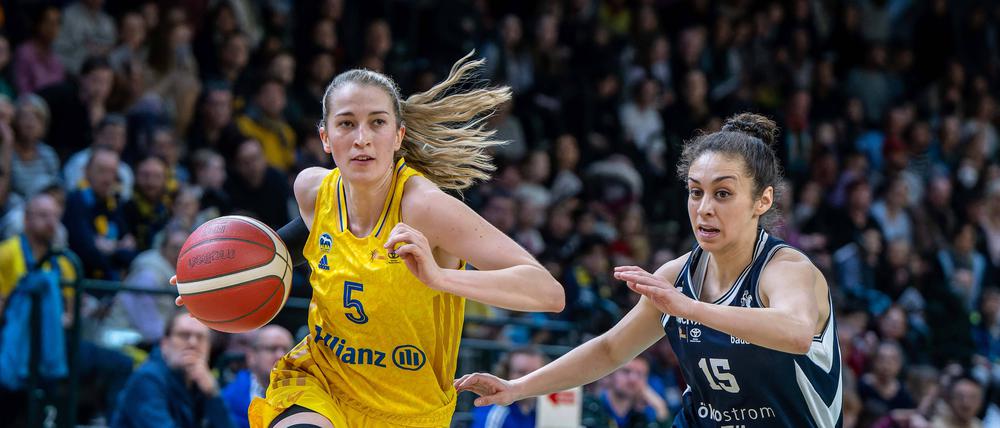 Lucy Reuß (links) spielt bereits ihre zehnte Saison für Alba Berlin.