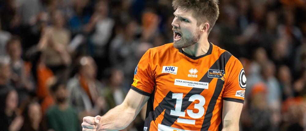Ruben Schott, Kapitän der Volleys, jubelt und spornt seine Mannschaft an.