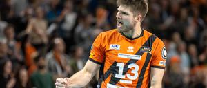 Ruben Schott, Kapitän der Volleys, jubelt und spornt seine Mannschaft an. 
