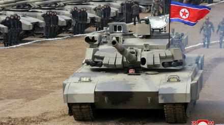 Das Bild der nordkoreanischen Nachrichtenagentur KCNA soll Kim am Steuer des neuen Panzers zeigen. 