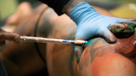 Konservative in Japan sehen Tattoos bis heute als Erkennungsmerkmal für Mitglieder der japanischen Mafia.