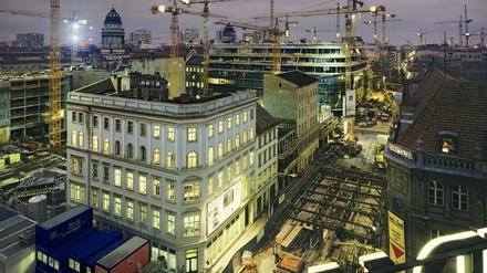 Die Friedrichstraße im Jahr 1994. Nach der Wende hätte man eigentlich ganz Berlin mit einem Milieuschutzgebiet belegen müssen, meint Andreas Krüger.
  