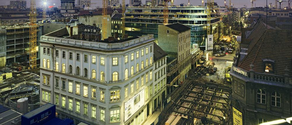 Die Friedrichstraße im Jahr 1994. Nach der Wende hätte man eigentlich ganz Berlin mit einem Milieuschutzgebiet belegen müssen, meint Andreas Krüger.
  