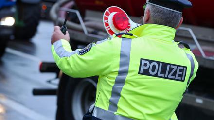 Polizisten in gelber Leuchtjacke bei einer Verkehrskontrolle Berlin. (Symbolbild)