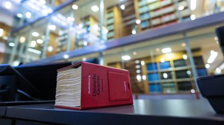 13.03.2024, Nordrhein-Westfalen, Münster: Bei der Fortsetzung im Berufungsverfahren um den Streit der Einstufung der AfD durch den Verfassungsschutz liegt ein Gesetzbuch auf der Richterbank. 