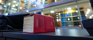 13.03.2024, Nordrhein-Westfalen, Münster: Bei der Fortsetzung im Berufungsverfahren um den Streit der Einstufung der AfD durch den Verfassungsschutz liegt ein Gesetzbuch auf der Richterbank.