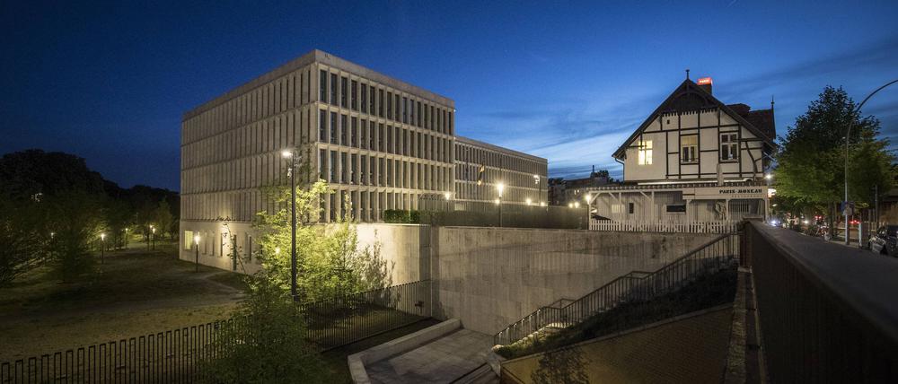 Links: Das Bundesinnenministerium Rechts: Das Restaurant Paris Moskau. Berlin, 25.04.2019. Berlin Deutschland *** Left The Federal Ministry of the Interior Right The Restaurant Paris Moscow Berlin 25 04 2019 Berlin Germany PUBLICATIONxINxGERxSUIxAUTxONLY Copyright: xFlorianxGaertner/photothek.netx