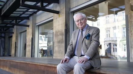 Hermann Rudolph, ehemaliger Herausgeber und Chefredakteur des Tagesspiegel, im Hof des ehemaligen Tagesspiegel-Redaktionshauses an der Potsdamer Straße.