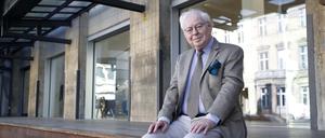 Hermann Rudolph, ehemaliger Herausgeber und Chefredakteur des Tagesspiegel, im Hof des ehemaligen Tagesspiegel-Redaktionshauses an der Potsdamer Straße.