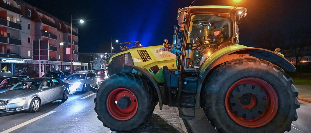 Ein Landwirt blockiert in der Nacht mit seinem Traktor die Zufahrt zum deutsch-polnischen Grenzübergang Stadtbrücke in Frankfurt (Oder).