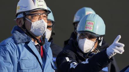 Rafael Mariano Grossi (r.), Generaldirektor der Internationalen Atomenergiebehörde (IAEA), und Tomoaki Kobayakawa, Präsident der Tokyo Electric Power Co. (TEPCO), sprechen am 13. März 2024 miteinander in einer Anlage zur Entnahme von Proben von aufbereitetem und verdünntem radioaktivem Wasser aus dem Kernkraftwerk Fukushima Daiichi, das von TEPCO betrieben wird. 