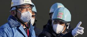 Rafael Mariano Grossi (r.), Generaldirektor der Internationalen Atomenergiebehörde (IAEA), und Tomoaki Kobayakawa, Präsident der Tokyo Electric Power Co. (TEPCO), sprechen am 13. März 2024 miteinander in einer Anlage zur Entnahme von Proben von aufbereitetem und verdünntem radioaktivem Wasser aus dem Kernkraftwerk Fukushima Daiichi, das von TEPCO betrieben wird. 