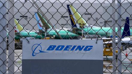 Boeing-Flugzeuge stehen in verschiedenen Stadien der Fertigung vor der Boeing Renton Factory in Renton, Washington, USA.