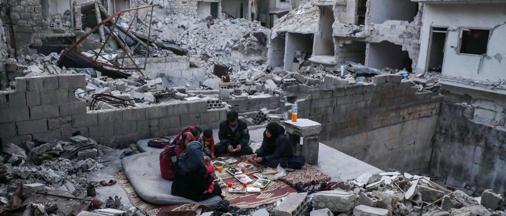 Weite Teile Syriens gleichen nach wie vor einem Trümmerfeld, Millionen leiden große Not.