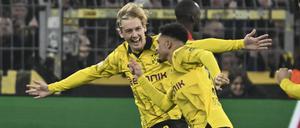 Julian Brandt (l.) und Jadon Malik Sancho (r.) bejubeln den Sieg.