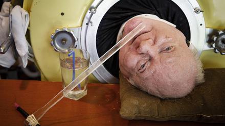 Paul Alexander blickt aus seiner eisernen Lunge in seinem Haus. Anwalt, TikToker und Rekordhalter im Guiness Buch der Rekorde - all das war Paul Alexander. Nun ist der Mann, der mehr als 70 Jahre seines Lebens auf eine Eiserne Lunge angewiesen war, gestorben. 