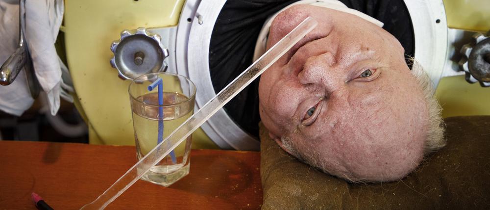 Paul Alexander blickt aus seiner eisernen Lunge in seinem Haus. Anwalt, TikToker und Rekordhalter im Guiness Buch der Rekorde - all das war Paul Alexander. Nun ist der Mann, der mehr als 70 Jahre seines Lebens auf eine Eiserne Lunge angewiesen war, gestorben.