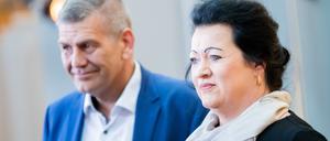 09.04.2022, Brandenburg, Prenzlau: Birgit Bessin, Kandidatin für den Landesvorsitz der Brandenburger AfD und stellvertretende Vorsitzender der AfD-Brandenburg, steht neben Daniel von Lützow, stellvertretender Vorsitzender der AfD-Brandenburg, beim Landesparteitag der AfD-Brandenburg. Auf der Tagesordnung steht die Neuwahl des Vorstands in der Nachfolge von Andreas Kalbitz. Foto: Christoph Soeder/dpa +++ dpa-Bildfunk +++