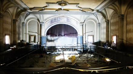Bühnenreife Vorstellung nach der Saalöffnung. Rechts von der Bühne fanden Bauarbeiter ein zugemauertes Treppenhaus. 