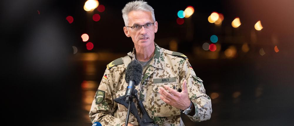 Jens Arlt, Brigadegeneral der Bundeswehr, gibt mit einem Sturmgewehr in der Hand auf dem niedersächsischen Stützpunkt Wunstorf ein Statement ab. 