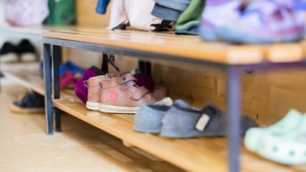 ARCHIV - 25.10.2023, Berlin: Das Schuhregal in einer Berliner Kita. (zu dpa: «AWO schließt viele Kitas - Freie Träger wollen Hauptstadtzulage») Foto: Christoph Soeder/dpa +++ dpa-Bildfunk +++