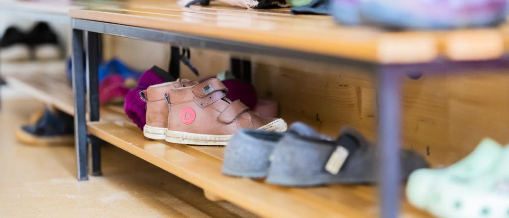 ARCHIV - 25.10.2023, Berlin: Das Schuhregal in einer Berliner Kita. (zu dpa: «AWO schließt viele Kitas - Freie Träger wollen Hauptstadtzulage») Foto: Christoph Soeder/dpa +++ dpa-Bildfunk +++