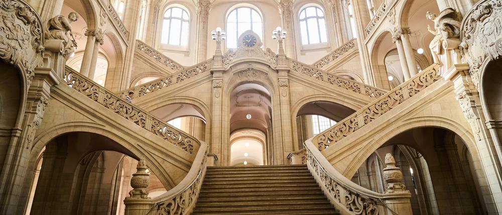 ARCHIV - 26.07.2023, Berlin: Der Eingangsbereich des Kriminalgerichts Moabit. Das vor 117 Jahren eröffnete Gebäude ist das historische Herzstück des Campus Moabit, der als größter zusammenhängender Gerichtskomplex in Strafsachen in Europa gilt. (zu dpa: «Prozess gegen Ex-Stasi-Mitarbeiter 50 Jahre nach tödlichem Schuss») Foto: Annette Riedl/dpa +++ dpa-Bildfunk +++