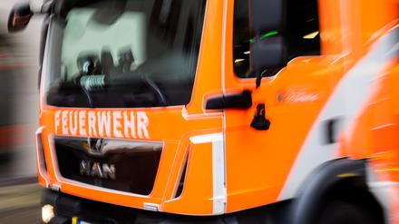ARCHIV - 06.01.2023, Berlin: Ein Feuerwehrfahrzeug fährt zu einem Einsatz. (zu dpa: «Kellerbrand in Hochhaus in Marzahn - 44 Feuerwehrkräfte im Einsatz») Foto: Christoph Soeder/dpa +++ dpa-Bildfunk +++