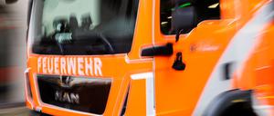 ARCHIV - 06.01.2023, Berlin: Ein Feuerwehrfahrzeug fährt zu einem Einsatz. (zu dpa: «Kellerbrand in Hochhaus in Marzahn - 44 Feuerwehrkräfte im Einsatz») Foto: Christoph Soeder/dpa +++ dpa-Bildfunk +++