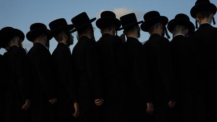 Ultraorthodoxe jüdische Männer beten auf einem Hügel in Israel.