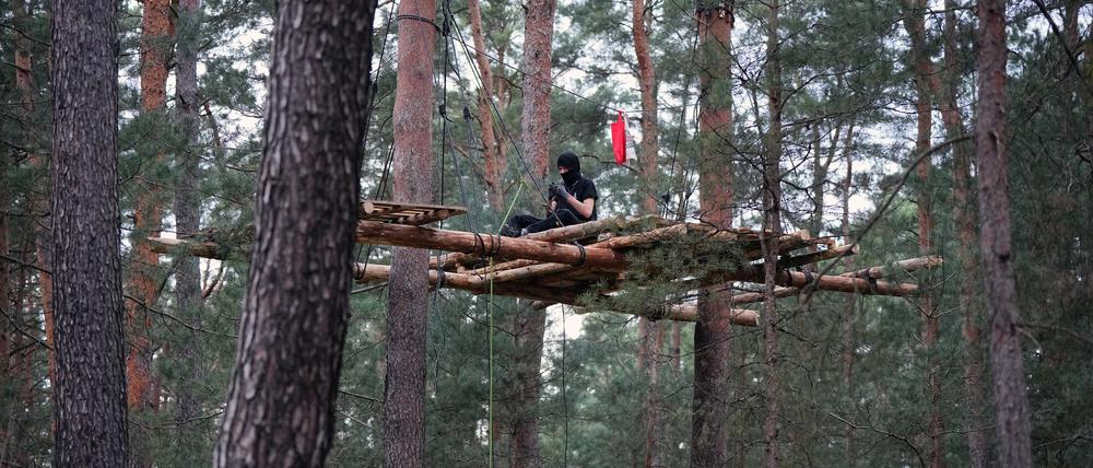 Ein Aktivist der Initiative «Tesla stoppen» steht in einem Kiefernwald bei Fangschleuse nahe dem Werk der Tesla-Gigafactory Berlin-Brandenburg auf dem Boden eines künftigen Baumhauses. 