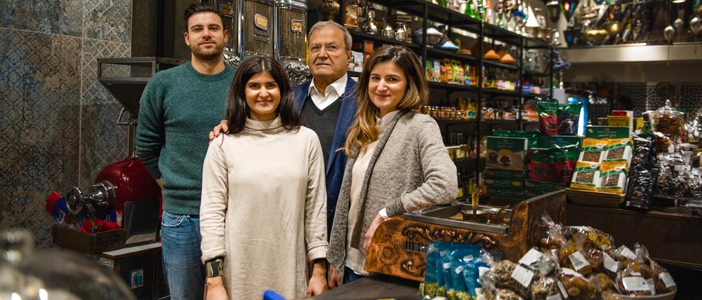 Ein Pionier: Adib Harb mit seinen Kindern Oliver, Marlene und Theresa in seinem Laden auf der Potsdamer Straße.