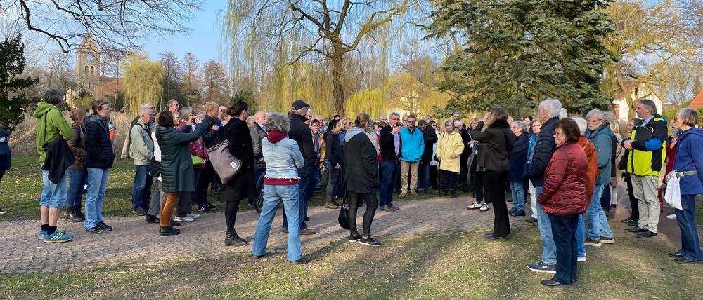 Etwa 80 Menschen aus Lichtenrade waren zum Spaziergang gekommen, bei dem es um die Sanierung des Dorfteichs ging. 