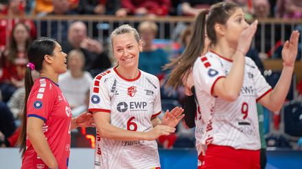 Antonia Stautz (M.) bereitet sich mit ihren Kolleginnen vom SC Potsdam auf die entscheidende Saisonphase.