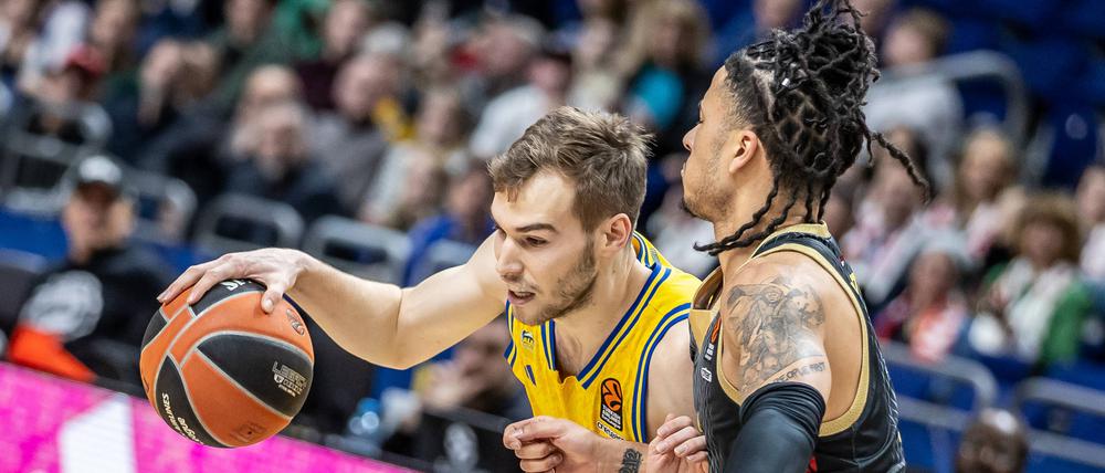 Malte Delow (links) unterlag mit Alba Berlin am Donnerstag der AS Monaco (im Bild Matthew Strazel).