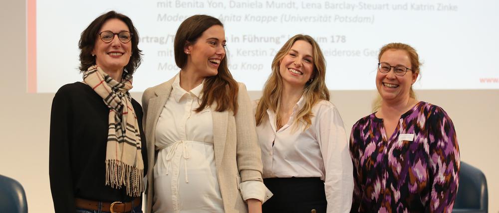 Potsdamer Gründerinnen erzählen von ihrem Weg bei der Veranstaltung „Frauen auf dem Weg 2024: Mut. Macht. Zukunft.“. Beim Talk „Frauen in Gründung“ mit: Benita Yon, Daniela Mundt, Lena Barclay-Steuart und Katrin Zinke (v.l.)