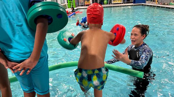 Mutig springen die Kursteilnehmer ins Becken: Die Begeisterung ist groß, Frauen und Kinder sind am Ende des Unterrichts nur schwer wieder aus dem Wasser zu bekommen.